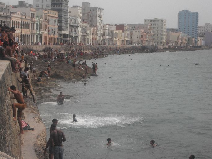 Malecon: Hier baden die Einheimischen